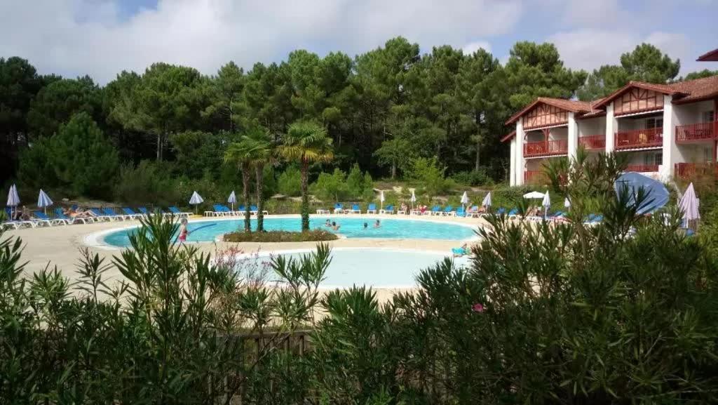 Appartement En Residence Pierre Et Vacance Au Golf Biscarrosse Exteriör bild